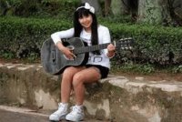 Cinthia Cruz tocando violão
