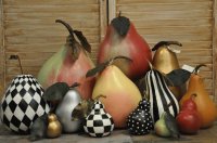Pear Black White