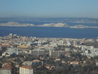 La ville de Marseille, et au loin l 'île du Frioul