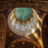 Interior de la cúpula de la catedral en Finlandia