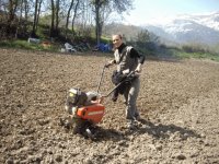 Lola trabajando al pie de Los Pirineos