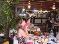 Lola tomando vino