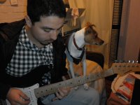El Gera, su guitarra y un perro