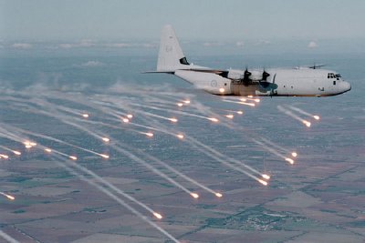 Avión de transporte Hércules disparando bengalas