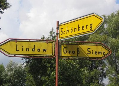 Altes Straßenschild, Ostmecklenburg, Deutschland