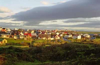 Sole di mezzanotte su Hafnarfjordhur, Islanda