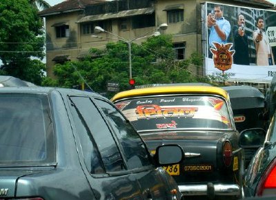 Tráfego movimentado de táxis em Mumbai, Índia