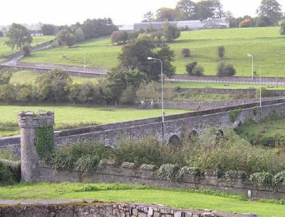 La strada a zig-zag per Slane, Irlanda