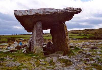Il monumento di pietra di Poulnabrone, il foro dei dolori, Irlanda