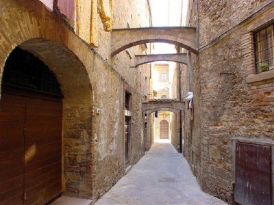 Pequena rua em Volterra, Toscana, Itália