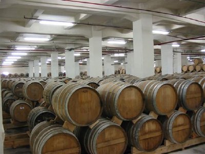 Um depósito de barris de carvalho na Yerevan Brandy Company