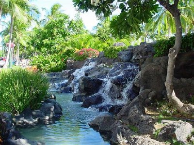 Tropischer Wasserfall in Waikiki Beach