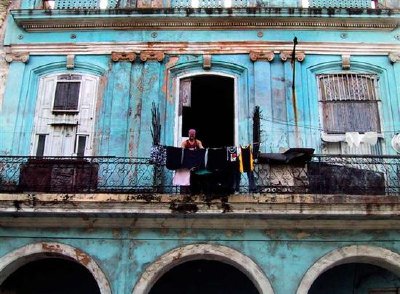 男子洗布，古巴哈瓦那