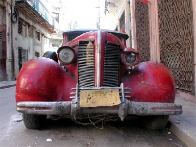 在古巴哈瓦那街頭的舊車