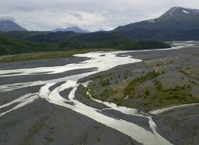 Río trenzado fuera de la llanura