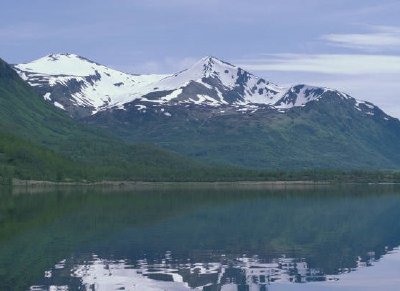 Montañas y lago Karluk