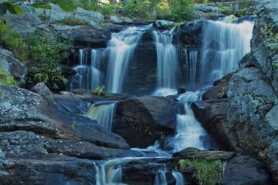 Wasserfall und Felsbrocken