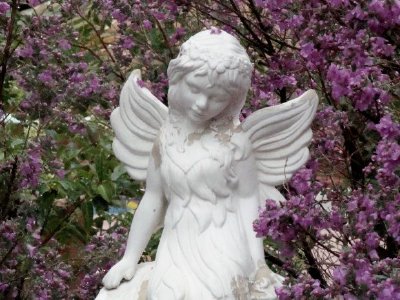 Una estatua de un ángel