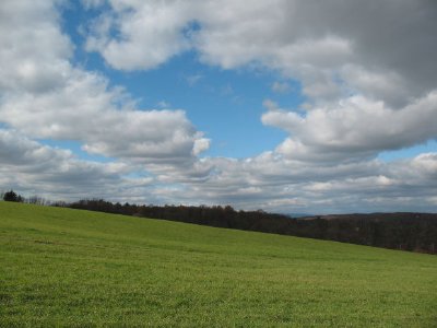 פאזל של עננים ושדה