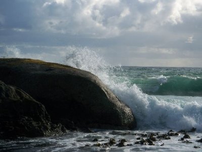 Vågor som plaskar mot stranden