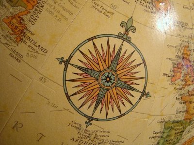 En kompass på en jordglob