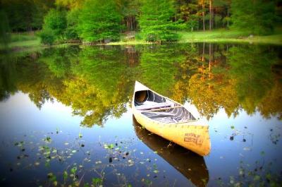 Ein Kanu im Wasser