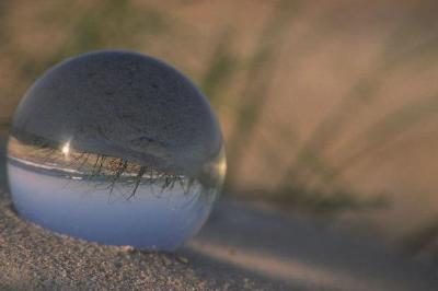 Bola de vidro na areia