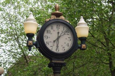 Horloge dans le jardin