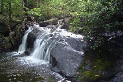 Uma pequena cachoeira