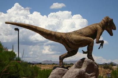 Estátua de um dinossauro Velociraptor