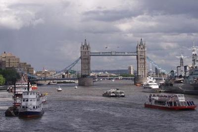 London Bridge, através do Tamisa, Inglaterra.