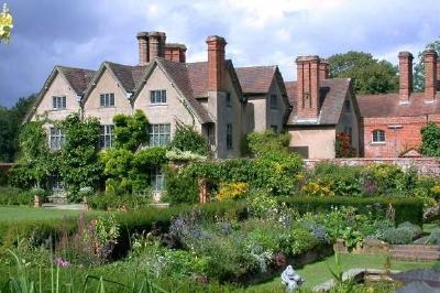Une maison et un jardin