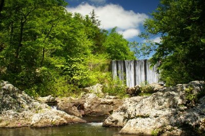 Vattenfall i skogen