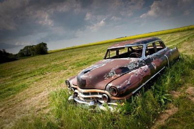 Une vieille Cadillac sur le terrain