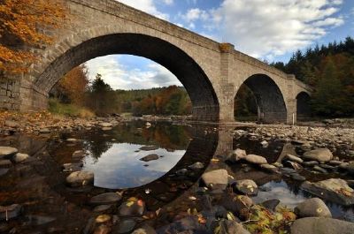 Un pont et une réflexion