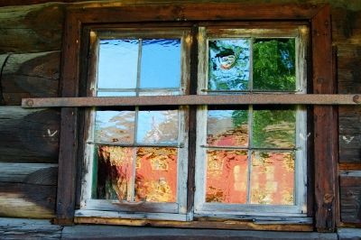 Okno domu z bali