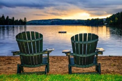 Sedie in legno al tramonto sulla spiaggia