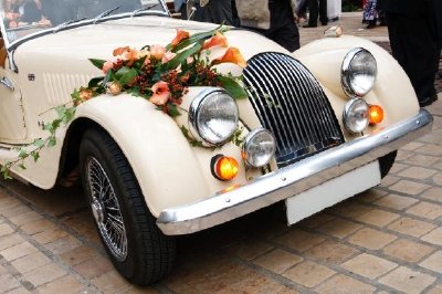 Coche de boda vintage decorado con flores