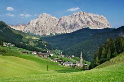 Dorf in den Dolomiten, Italien