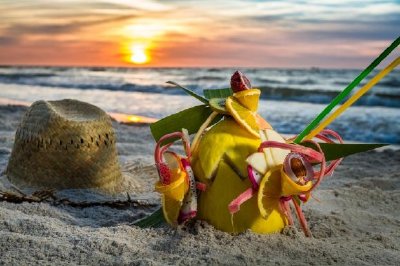 Cóctel de frutas en la playa