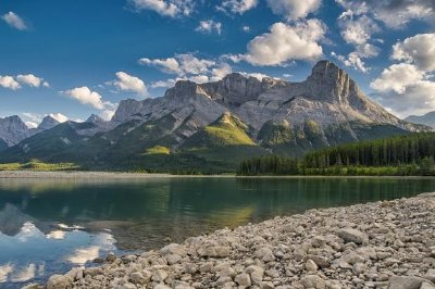 Pasmo górskie, Canmore, Alberta, Kanada