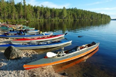Canoe colorate sul lago Engozero, Carelia polare, Russia