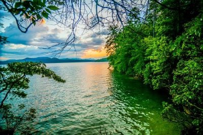 Lago al atardecer