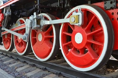 Vecchie ruote della locomotiva a vapore
