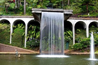 Cascata nel giardino tropicale di Madeira, Portogallo