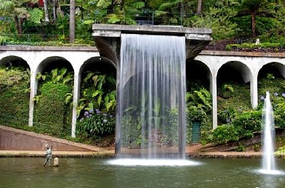 Vattenfall i den tropiska trädgården på Madeira, Portugal