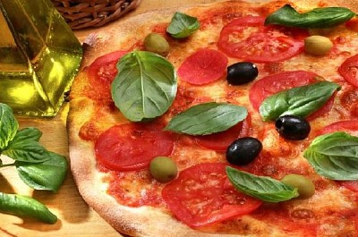 Pizza mit Tomaten und Basilikum