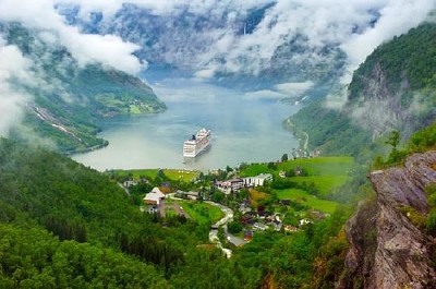 Una nave che approda nel lago di montagna