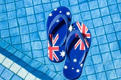 Sandalias flotando en una piscina