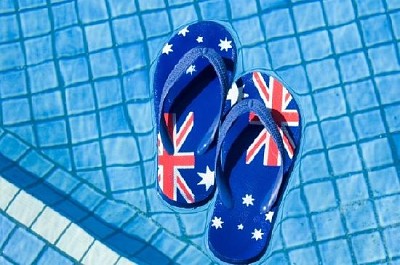 Sandaler som flyter i en pool
